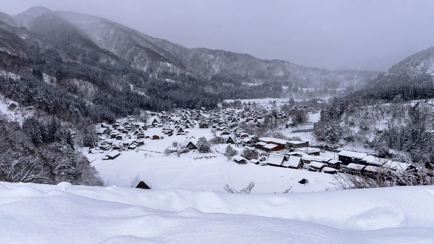 Das Dorf Shirakawago in Japan im Winter.